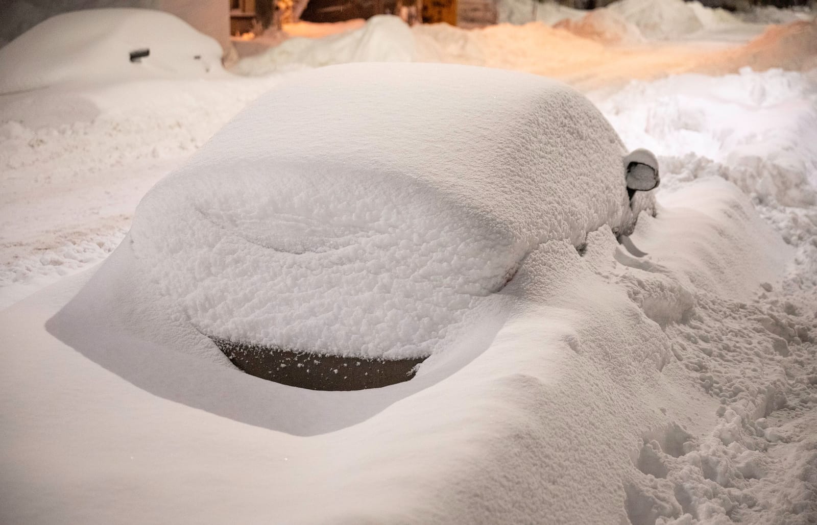 Rue résidentielle glacée après un redoux hivernal